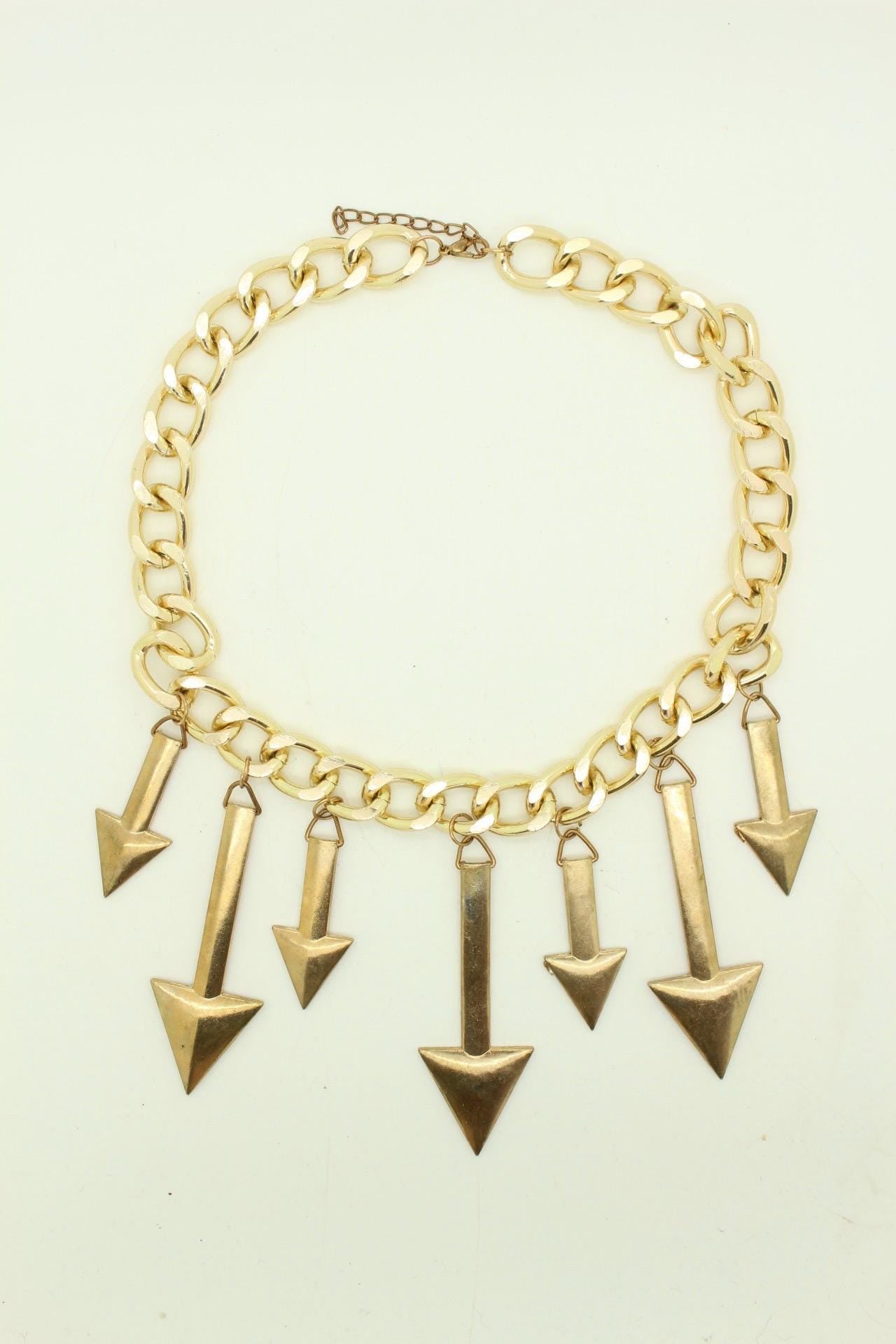 80s vintage massive arrows on a chain necklace. Bombastic golden shiny metal arrows in different sizes on a chunky fat chain. Hip Hop