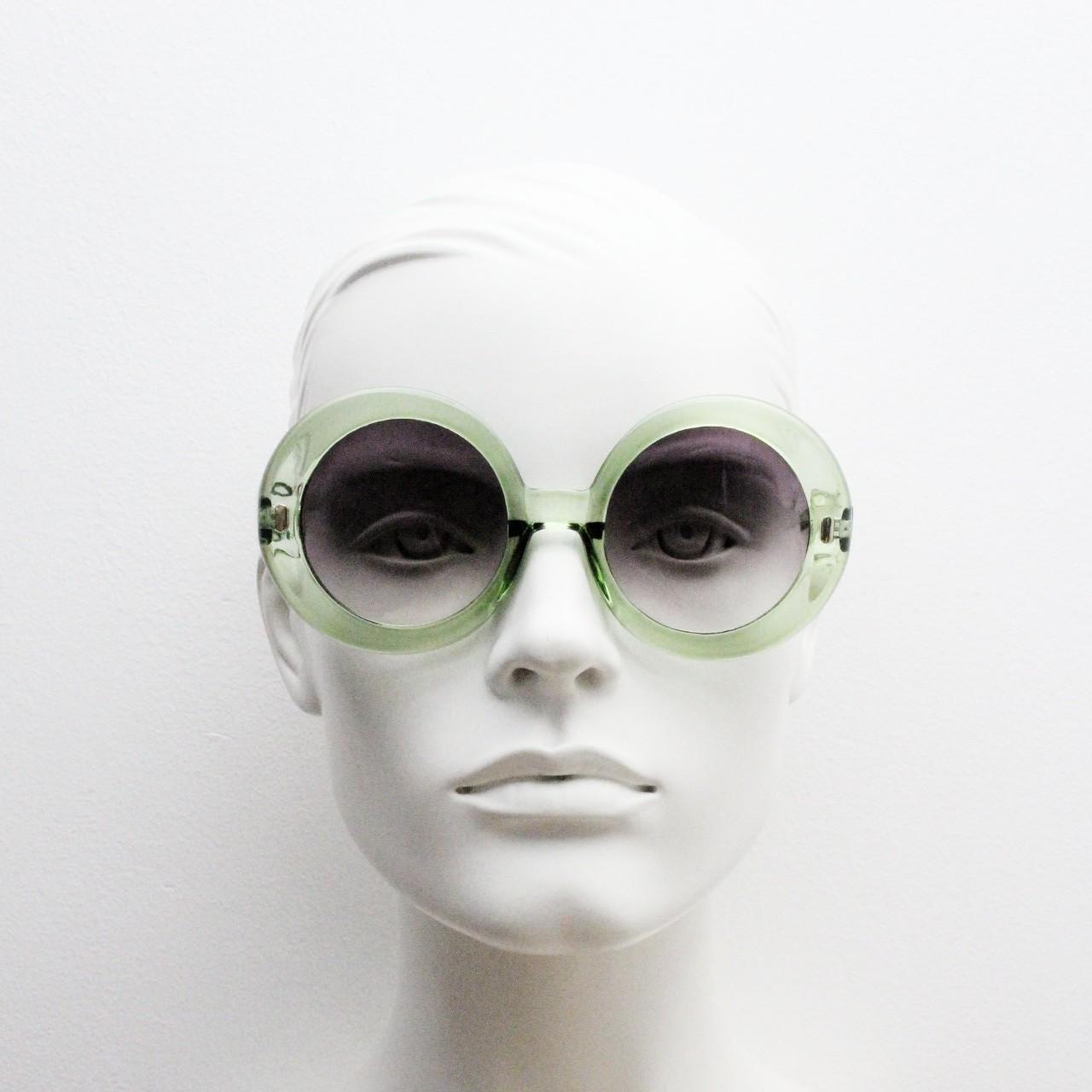Y2k vintage oversized round green sunglasses. Women's big 60s mod design transparent frame with smoky black gradient lenses. Unused BNWT