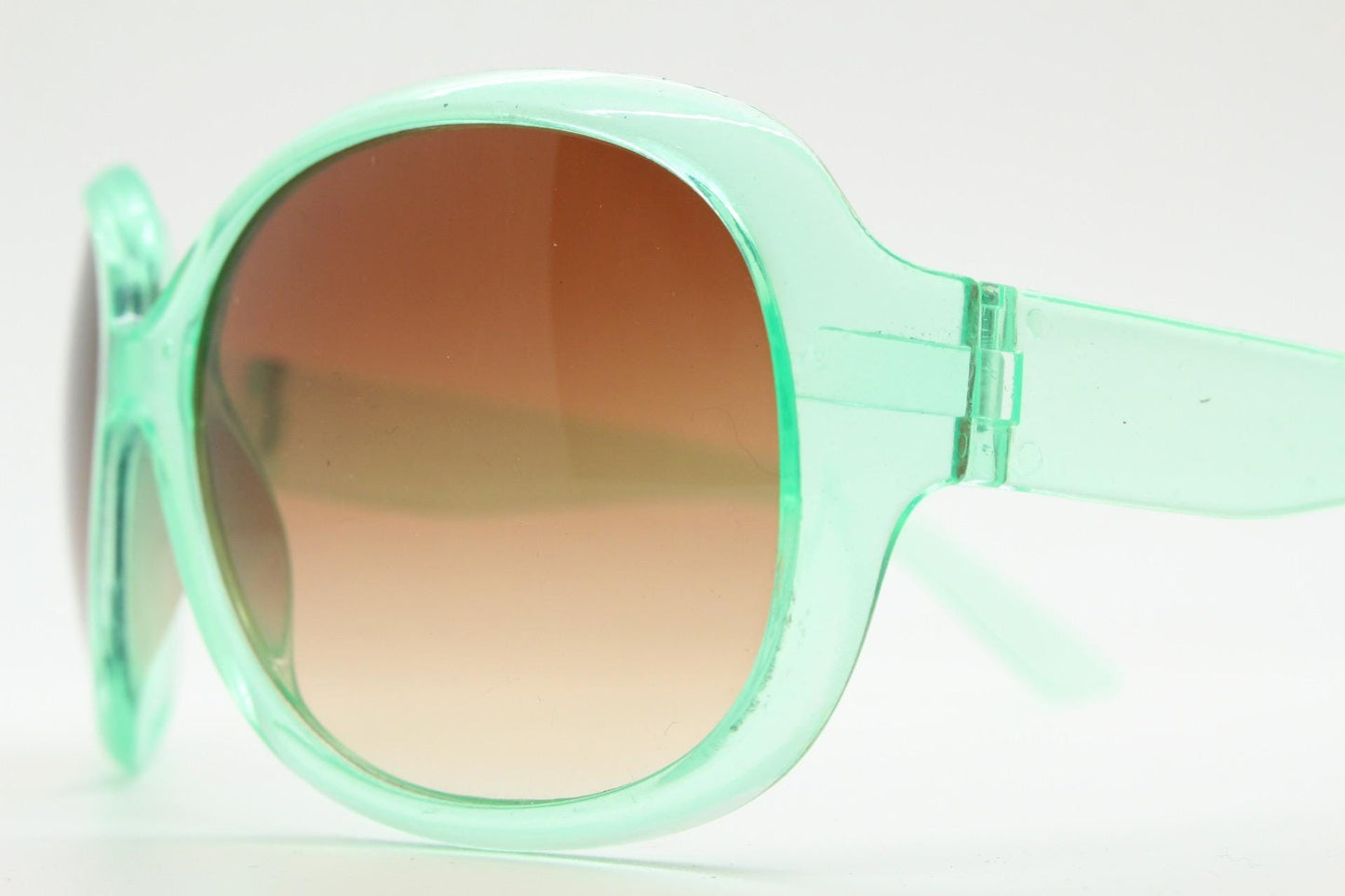 Y2k vintage oversized womens sunglasses. Big and bold 70s design in a transparent green frame with well matched brown lenses. Rave 2000s