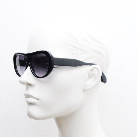 Gigi Barcelona vintage acetate aviator sunglasses model Stef. 70s racing design visor in thickened black frame with smoky mono lens. Mask