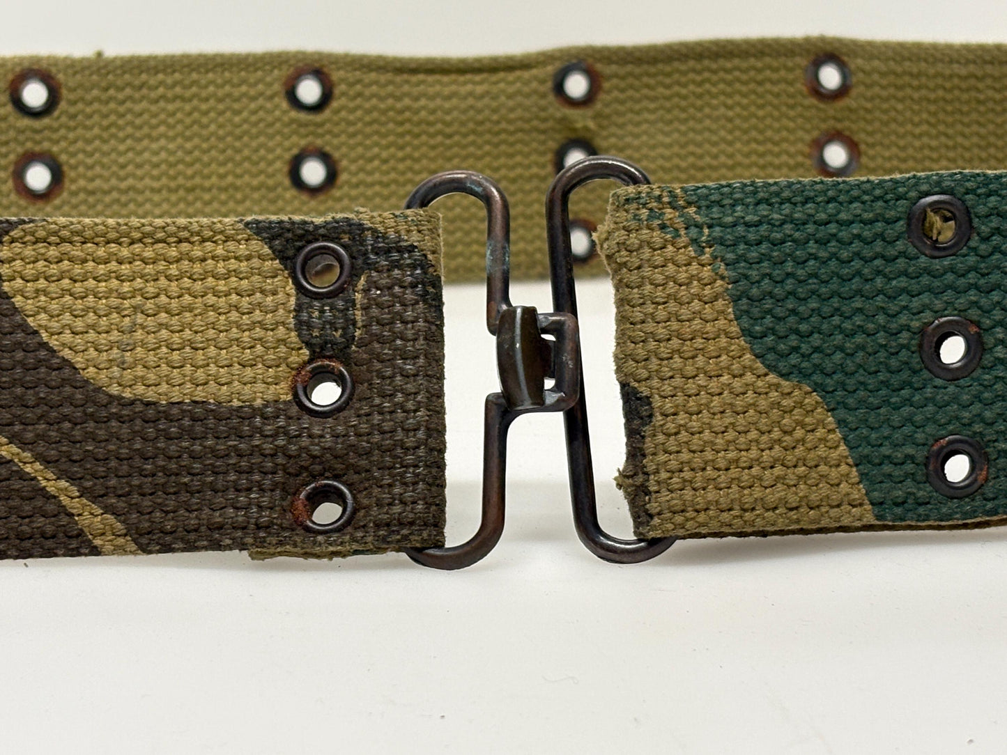 Y2K vintage army woodland cammo webbing belt. Thick woven canvas. Black metal hardware. 2000s NOS. Combat. Military camouflage. Tactical