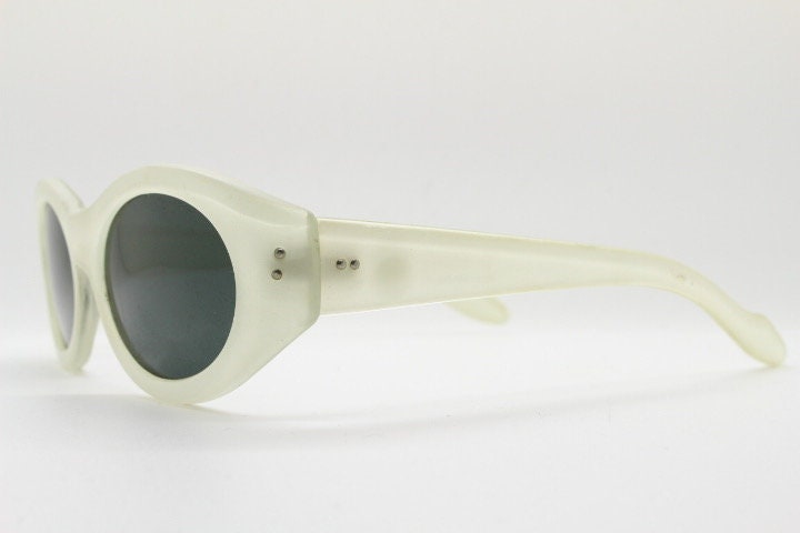 Marconi Vintage 90s oval cat eye sunglasses model 2090. Transparent chunky white acetate frosted cat eye with contrasting dark lenses. NOS