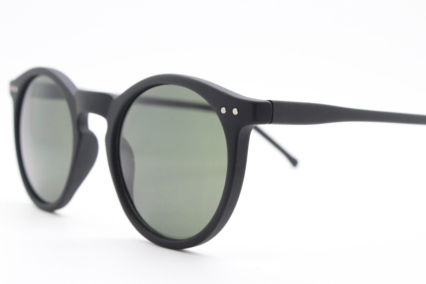 90s vintage round glasses. Classic 30s, 20s style black frame in a rubber finish with green lenses and keyhole bridge. O Malley