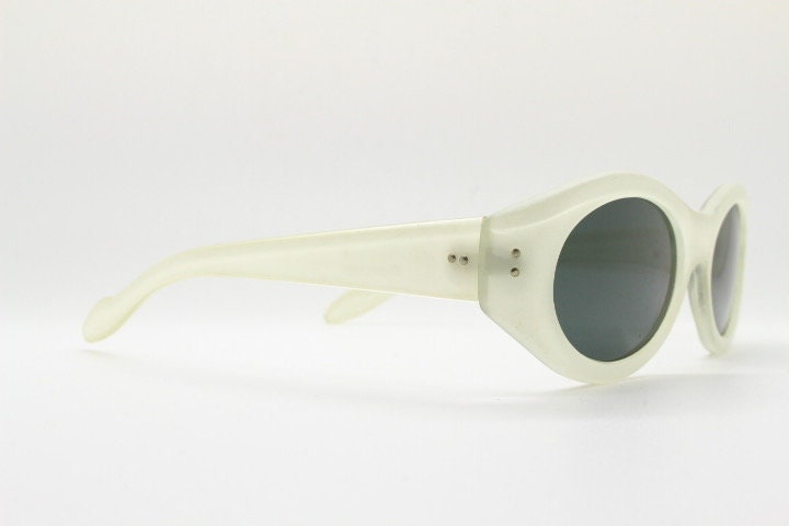 Marconi Vintage 90s oval cat eye sunglasses model 2090. Transparent chunky white acetate frosted cat eye with contrasting dark lenses. NOS