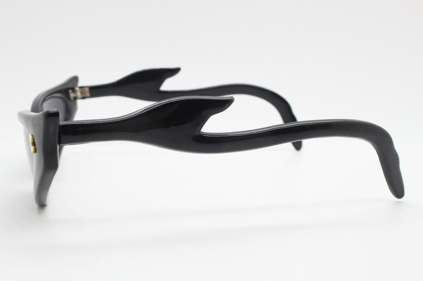 80s vintage pointed cat eye sunglasses with mind blowing flamed arms in a black slender frame. Womens 50s style rockabilly pin up. BNWT NOS