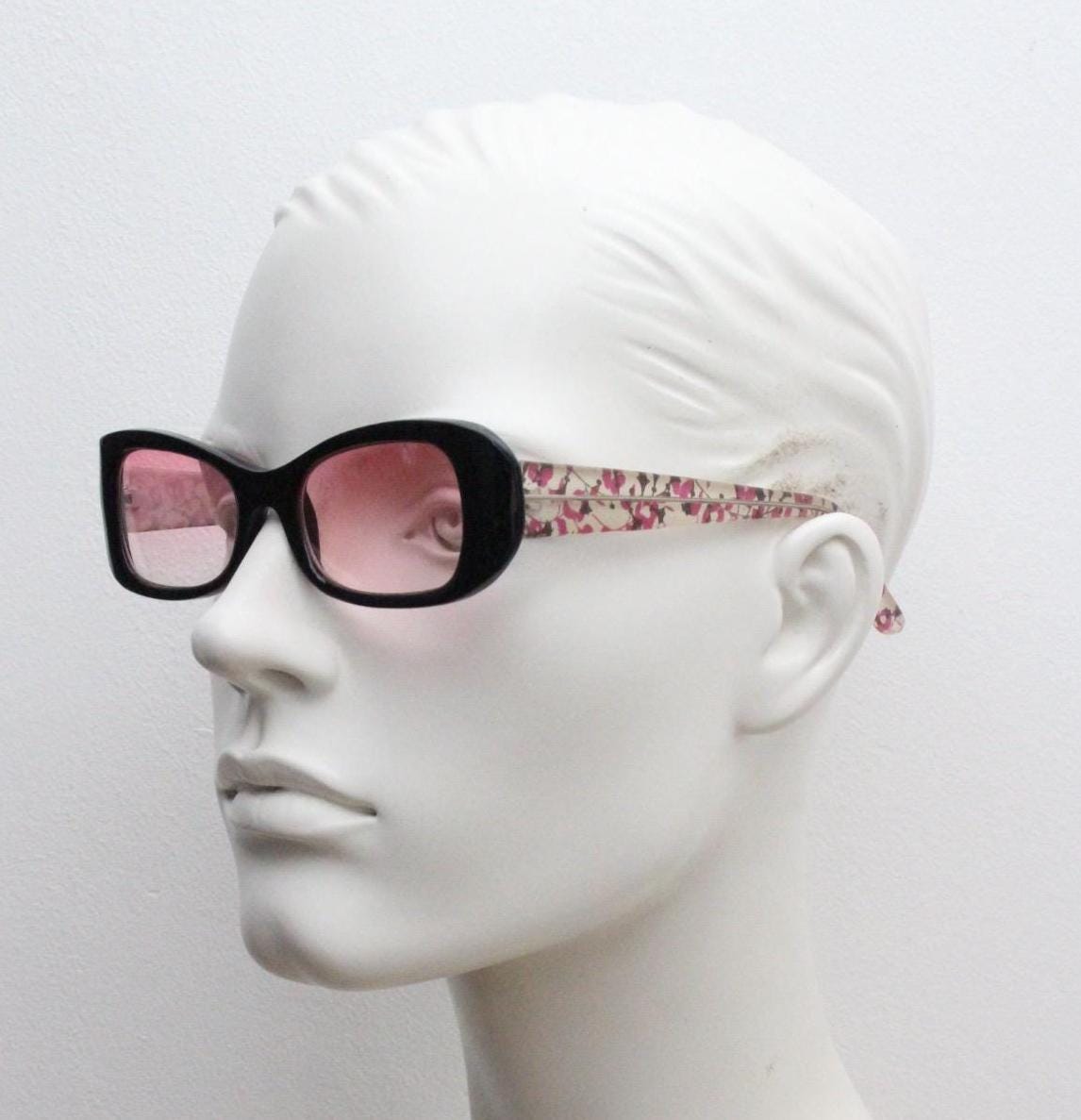 Y2k vintage rectangular cat eye sunglasses. Intense 60s style black front with pink lenses and extraordinary floral arms. 2000s NOS. BNWT