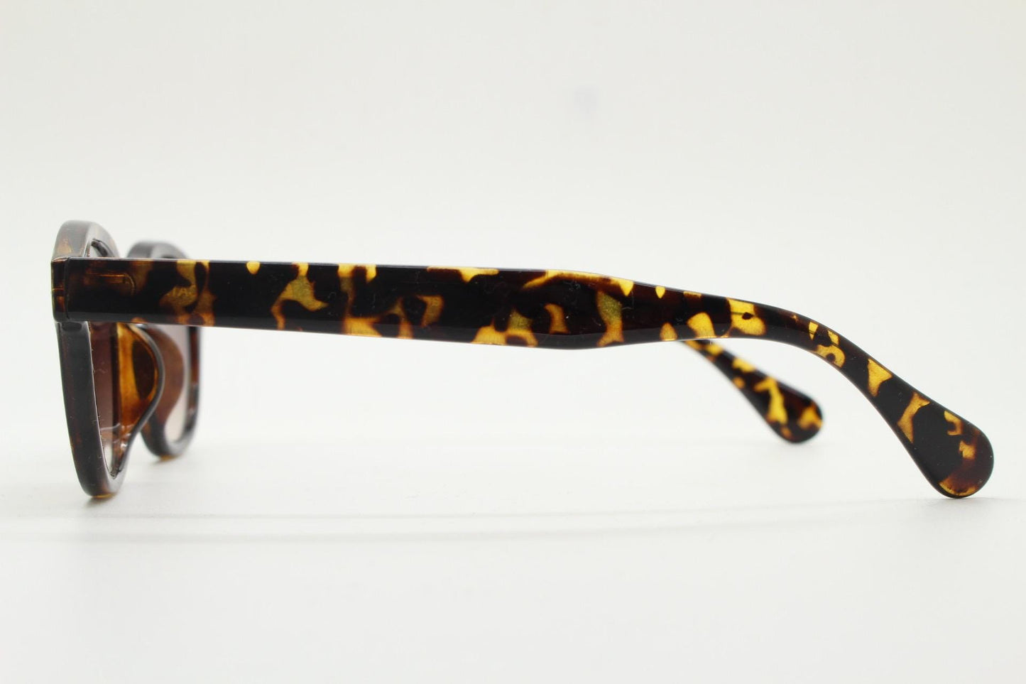 Vintage modified wayfarer design glasses. Dark tortoise gloss 40s, 50s shape frame with keyhole bridge and graduating lenses. BNWT