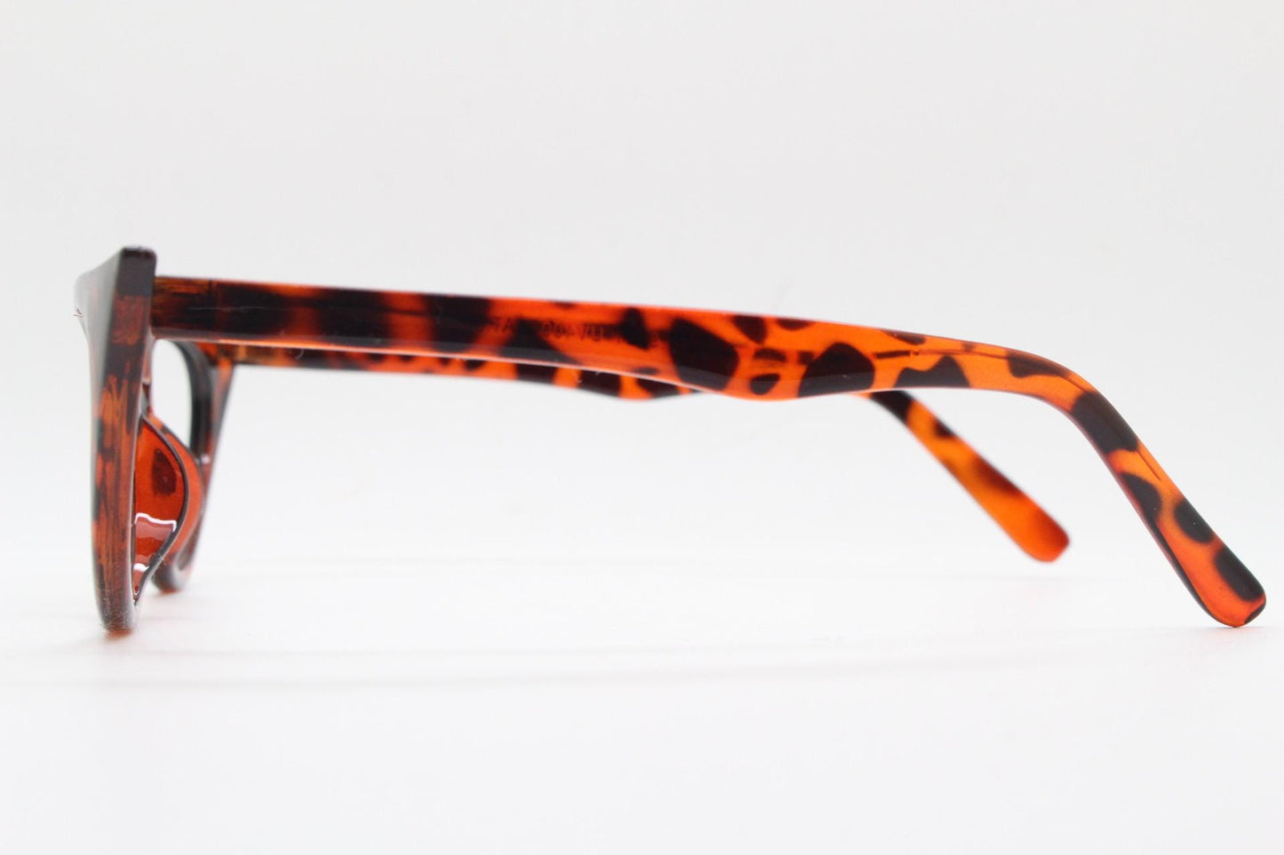 Pointed vintage cat eye glasses. Tortoise slender optical frames. Y2K womens prescription eyeglasses. 50s design rockabilly spectacles. RX