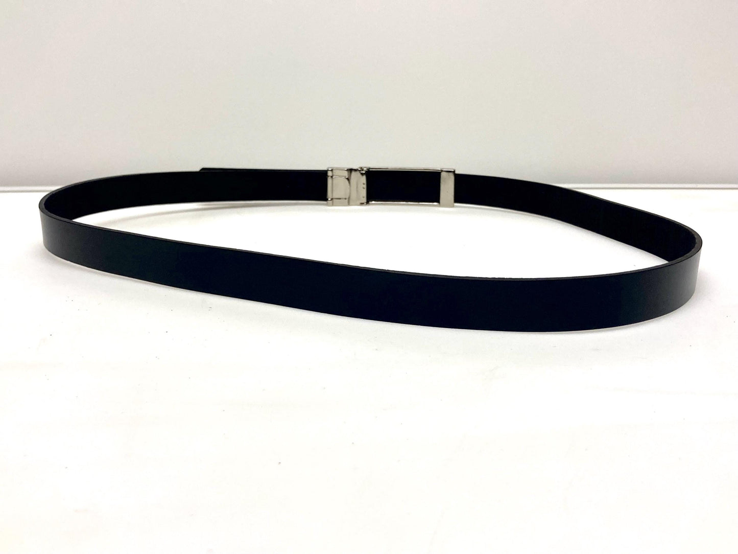 90s vintage smart trouser belt. Thick eco vinyl in black shiny finish with steel buckle with cutouts. Seamless no holes design. Mens NOS