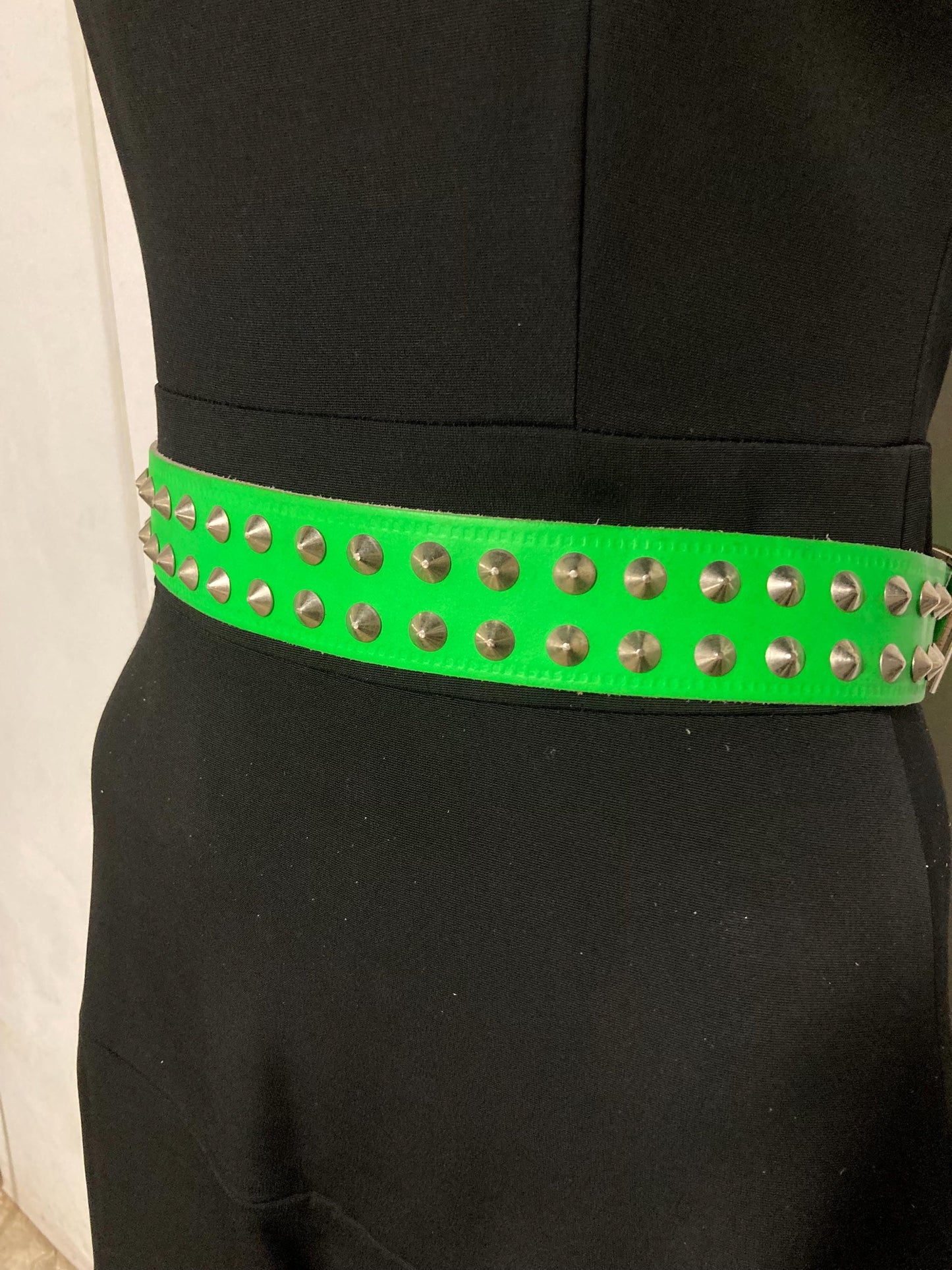 80s vintage thick genuine leather studded belt. Green dayglo with changeable buckle and 2 rows of conical silver metal studs. NOS size M