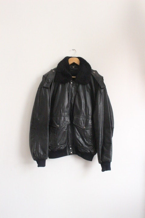 80s vintage genuine leather A2 flying jacket. Classic mens dark brown fur collar version with flap and side access pockets