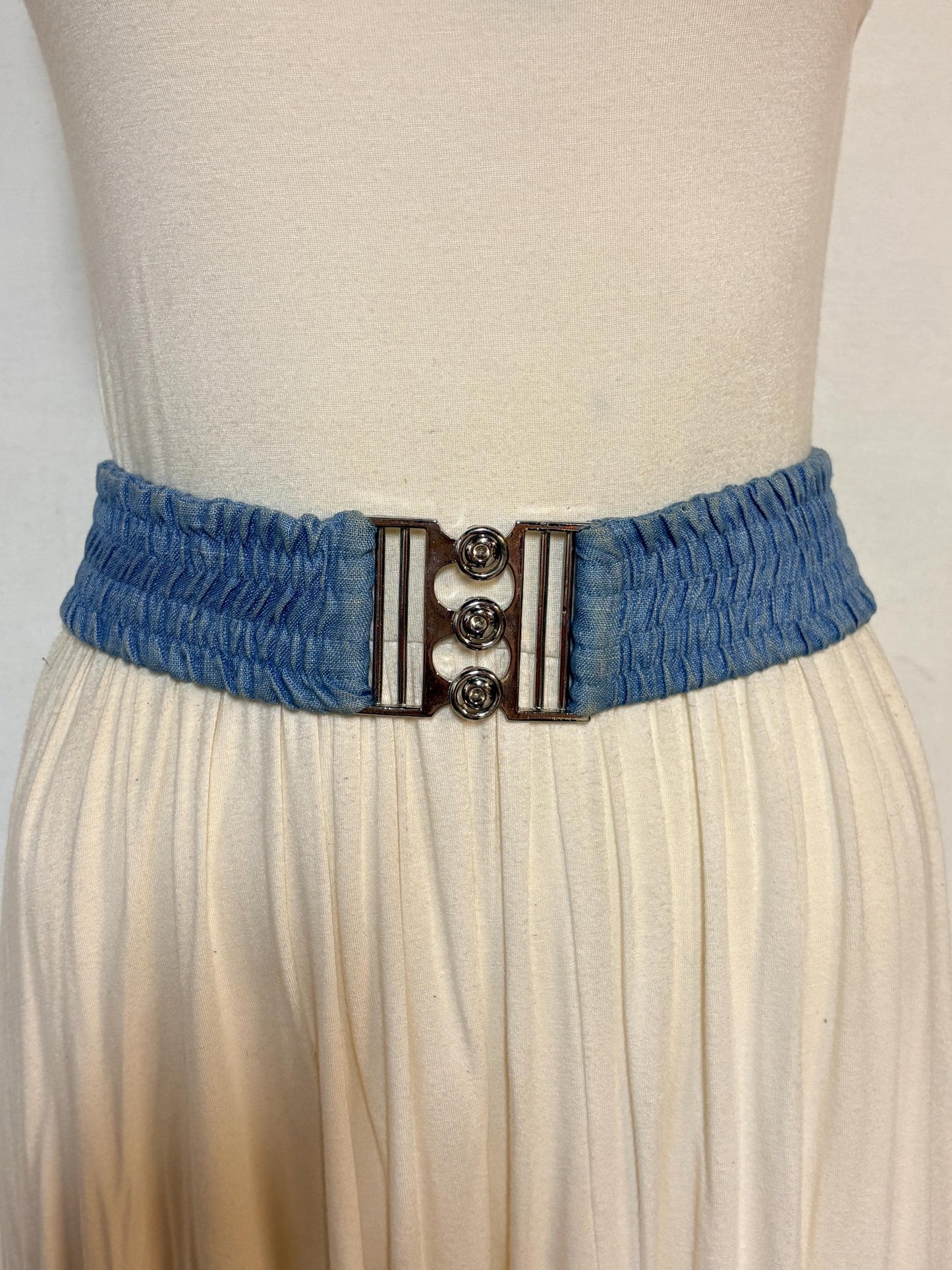 80s vintage womens elastic denim stretch belt. Flattering cinch design to wear with a dress. Chrome circles buckle. Country and western