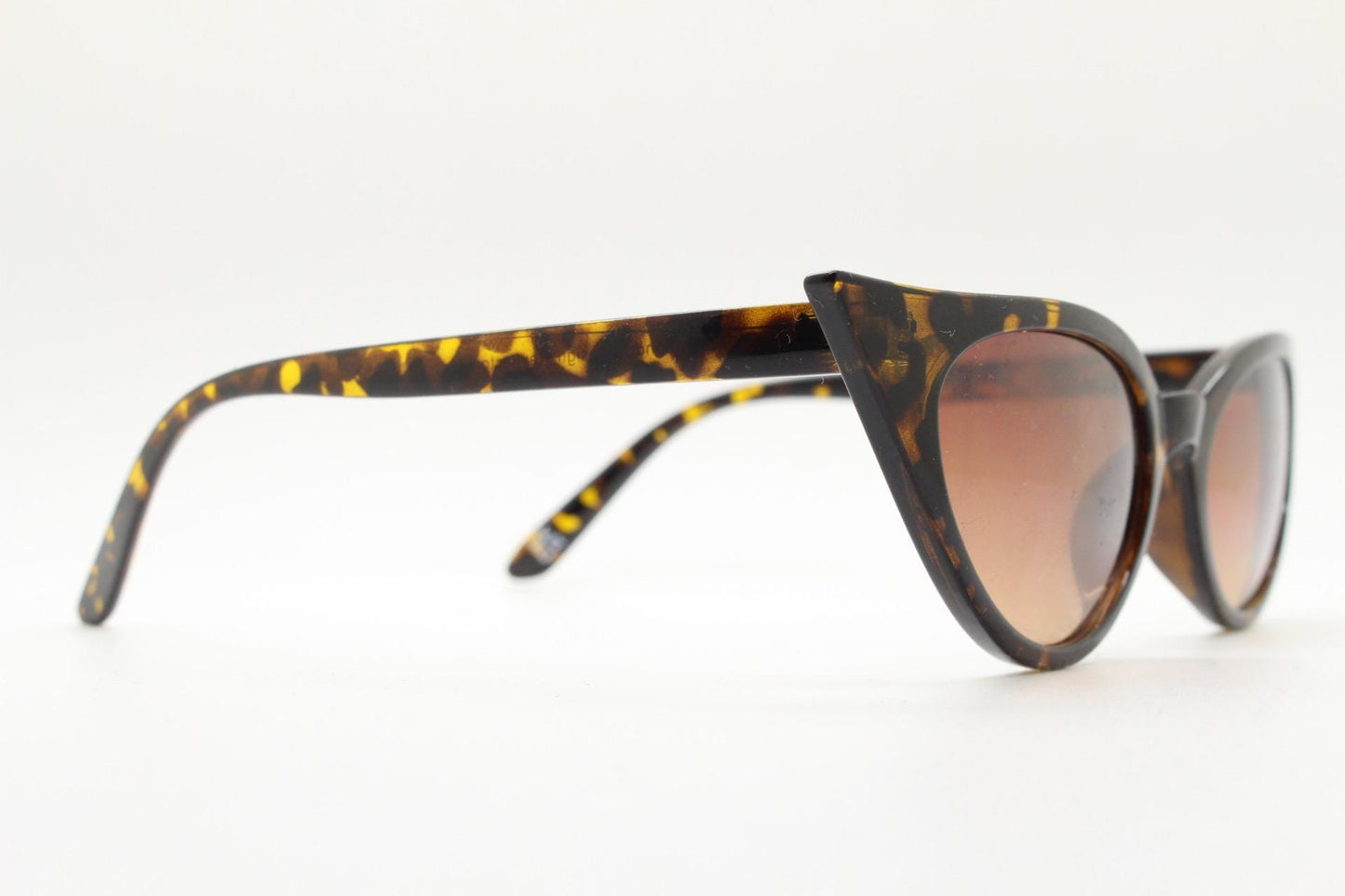 90s vintage pointed cat eye sunglasses. Tortoise slender frame with graduating brown lenses. Womens 50s design rockabilly, pin up