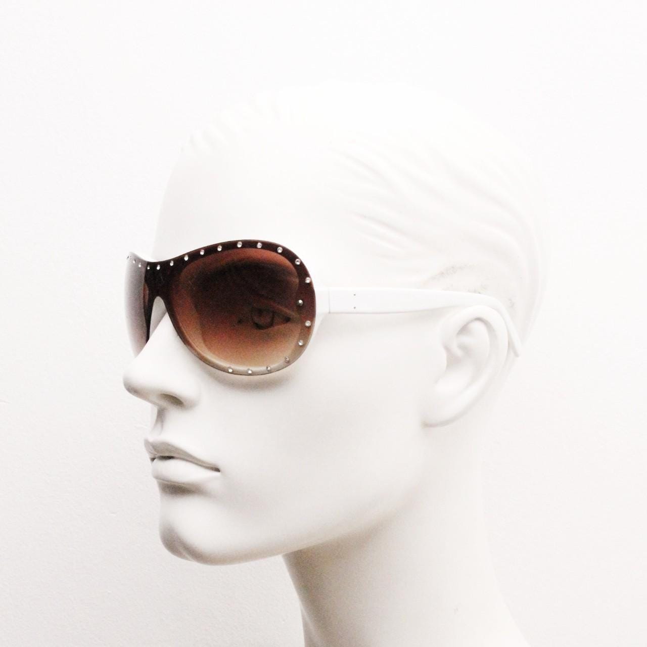 Y2K vintage visor aviator sunglasses with diamante. White wrap around mini mask shield design with curved mono lens. 2000s NOS. Rhinestone