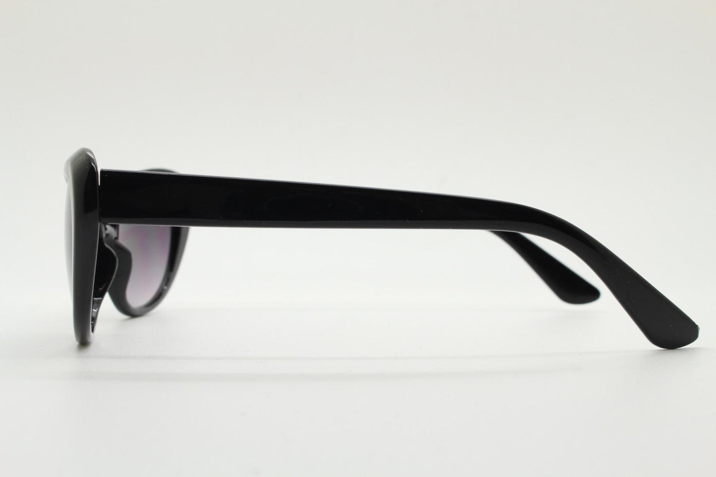 Vintage 80s oval cat eye sunglasses. Womens all black cat eye frame with gradient lenses. 50s style rockabilly. pin up. NOS catseye