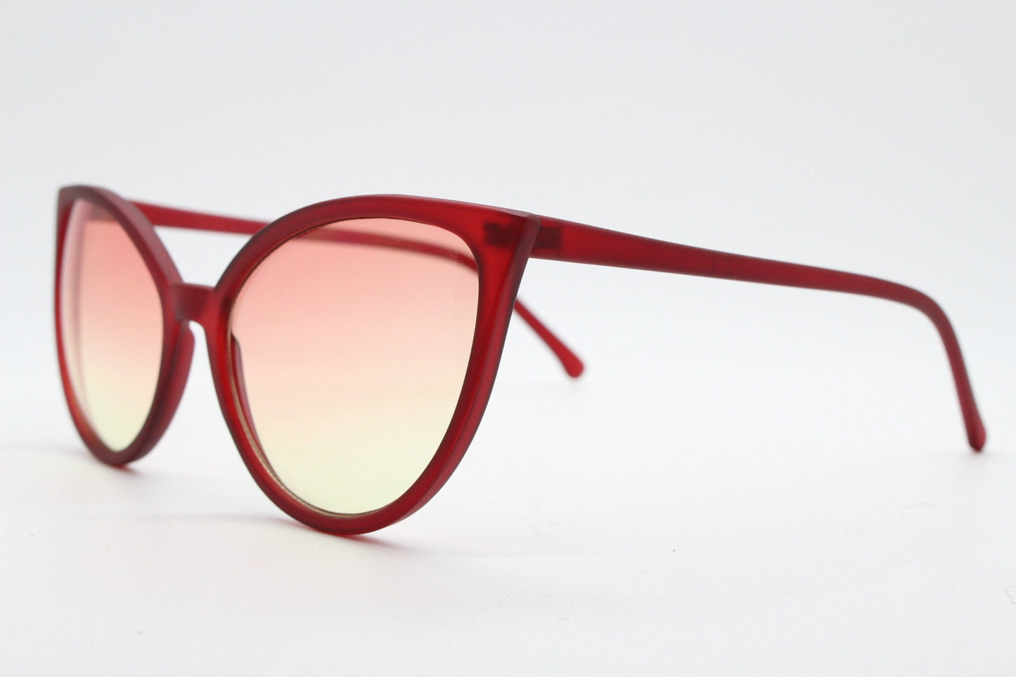 Vintage Y2K red pointed cat eye sunglasses. 2000s womens rubber finish cat eye with sensational ombre lenses. 50s rockabilly pin up cateyes
