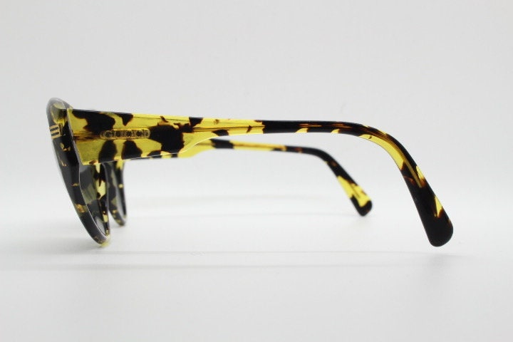 Gucci 90s vintage large oval sunglasses model 2135 made in Italy. Vibrant amber and mottled brown bug eye. NOS