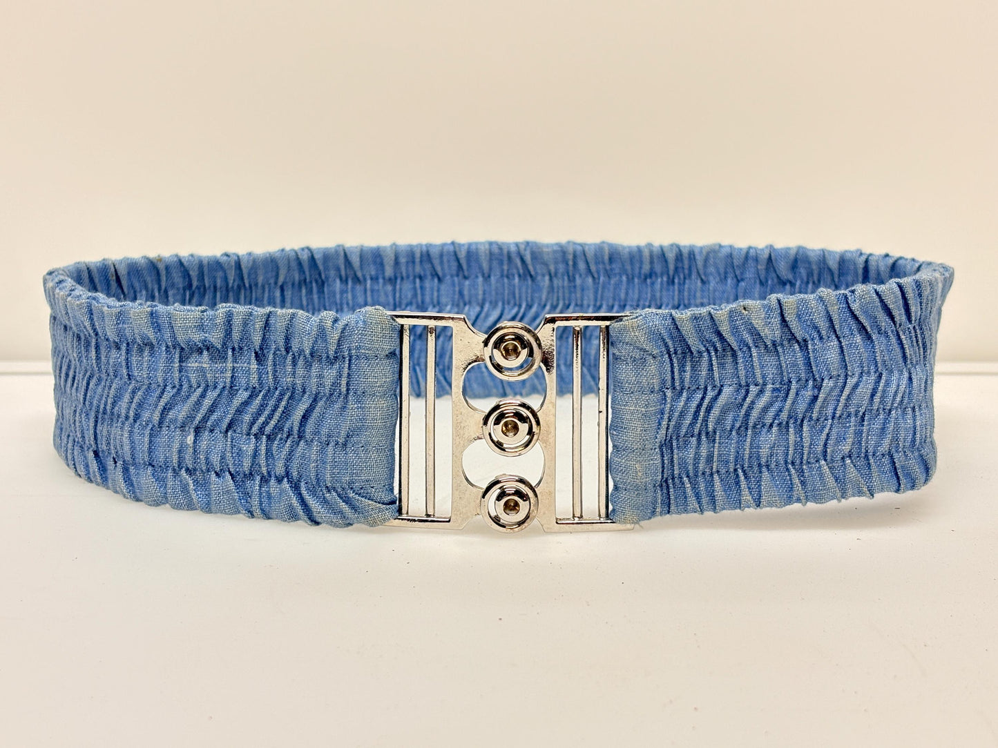 80s vintage womens elastic denim stretch belt. Flattering cinch design to wear with a dress. Chrome circles buckle. Country and western