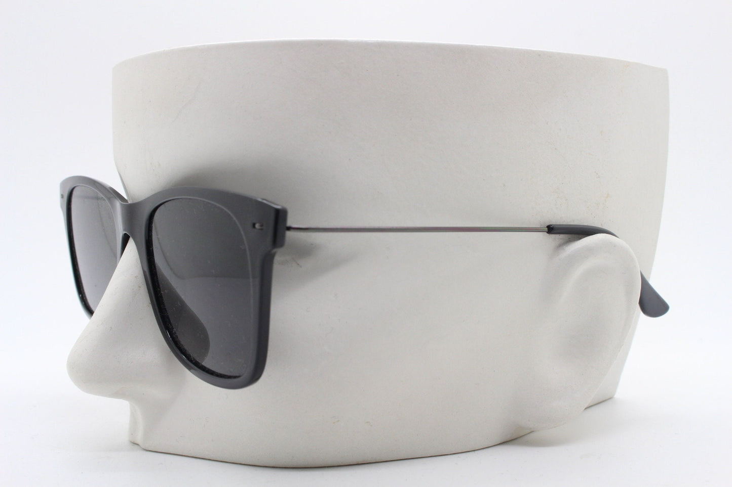 Vintage 90s modified wayfarer design sunglasses. All time classic 40s 50s design in flat black frame with slim metal arms. BNWT
