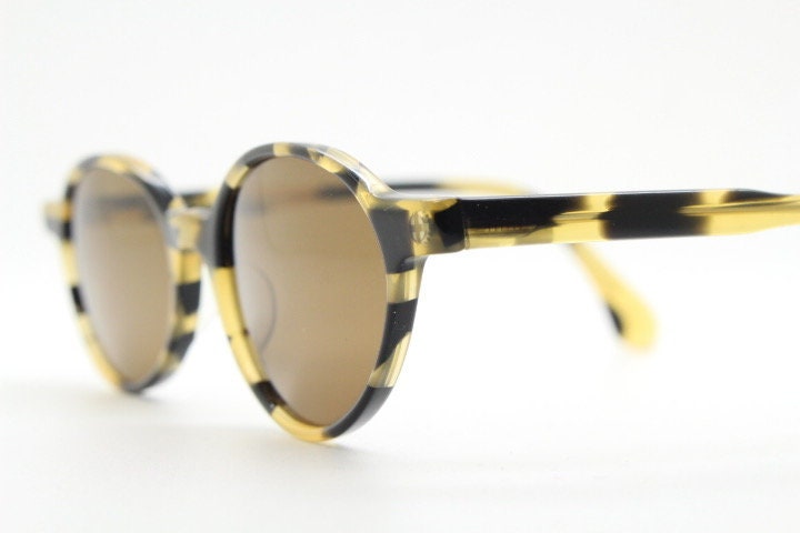 Robert La Roche 90s vintage oval sunglasses. Vibrant honey and mottled brown acetate undersized frame with plain brown lenses. NOS