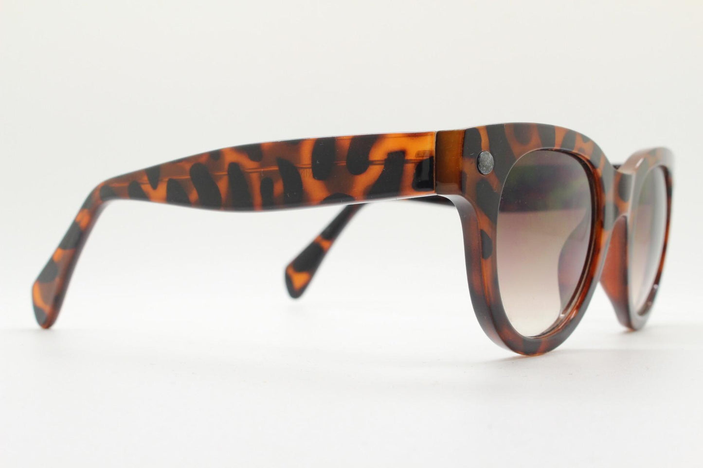 Nine West Y2K round vintage sunglasses. Brown to beige transparent ombre fade acetate frame. Womens 2000s bug eye