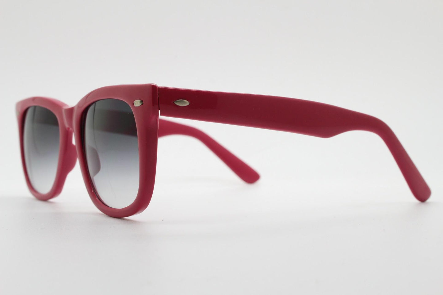 Vintage Y2K wayfarer design sunglasses. All time classic design in glossy pink with graduating smoky black lenses. Excellent NOS condition