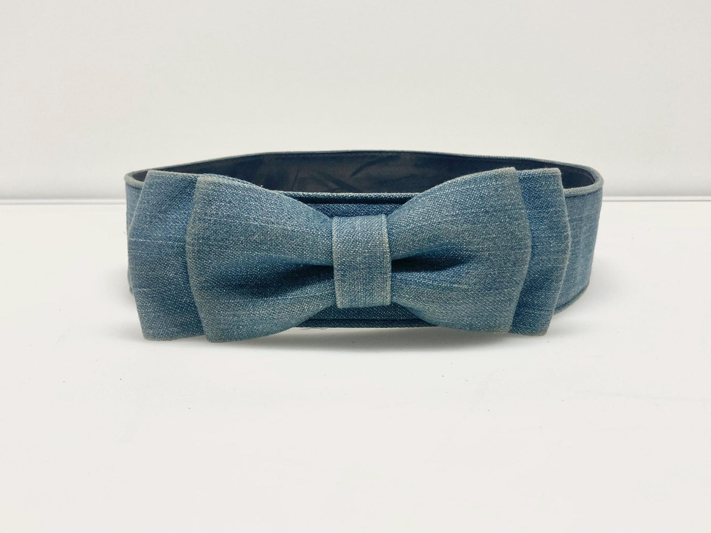 80s vintage womens dress belt in light blue denim with big bow in neat proportions. Adjustable. Used in good condition