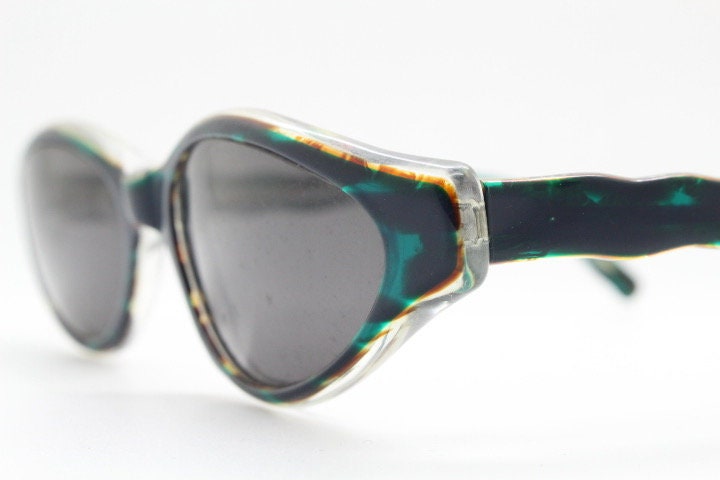 Francois Pinton Paris 90s vintage cat eye sunglasses made in France. Exaggerated  cateye in green and brown acetate with waved arms. NOS