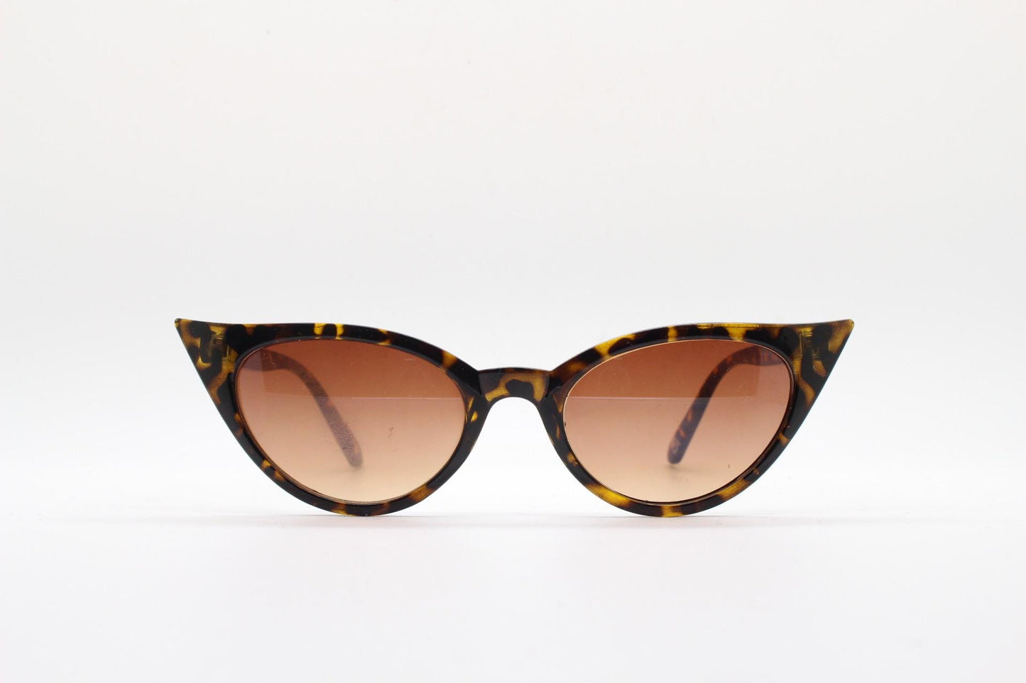 90s vintage pointed cat eye sunglasses. Tortoise slender frame with graduating brown lenses. Womens 50s design rockabilly, pin up