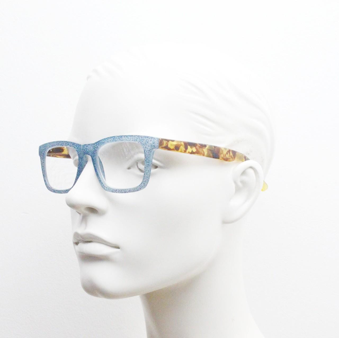Rectangular Y2K horn rim eye glasses. Contrasting tortoise arms and speckled blue denim look optical frames. Prescription vintage spectacles