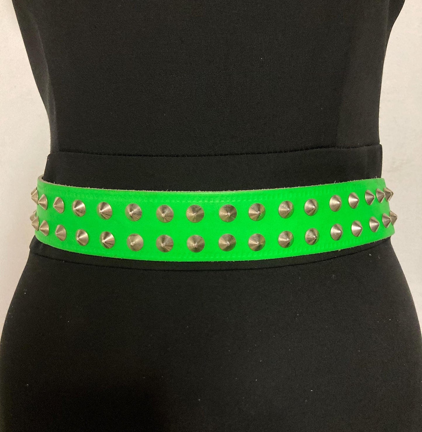 80s vintage thick genuine leather studded belt. Green dayglo with changeable buckle and 2 rows of conical silver metal studs. NOS size M
