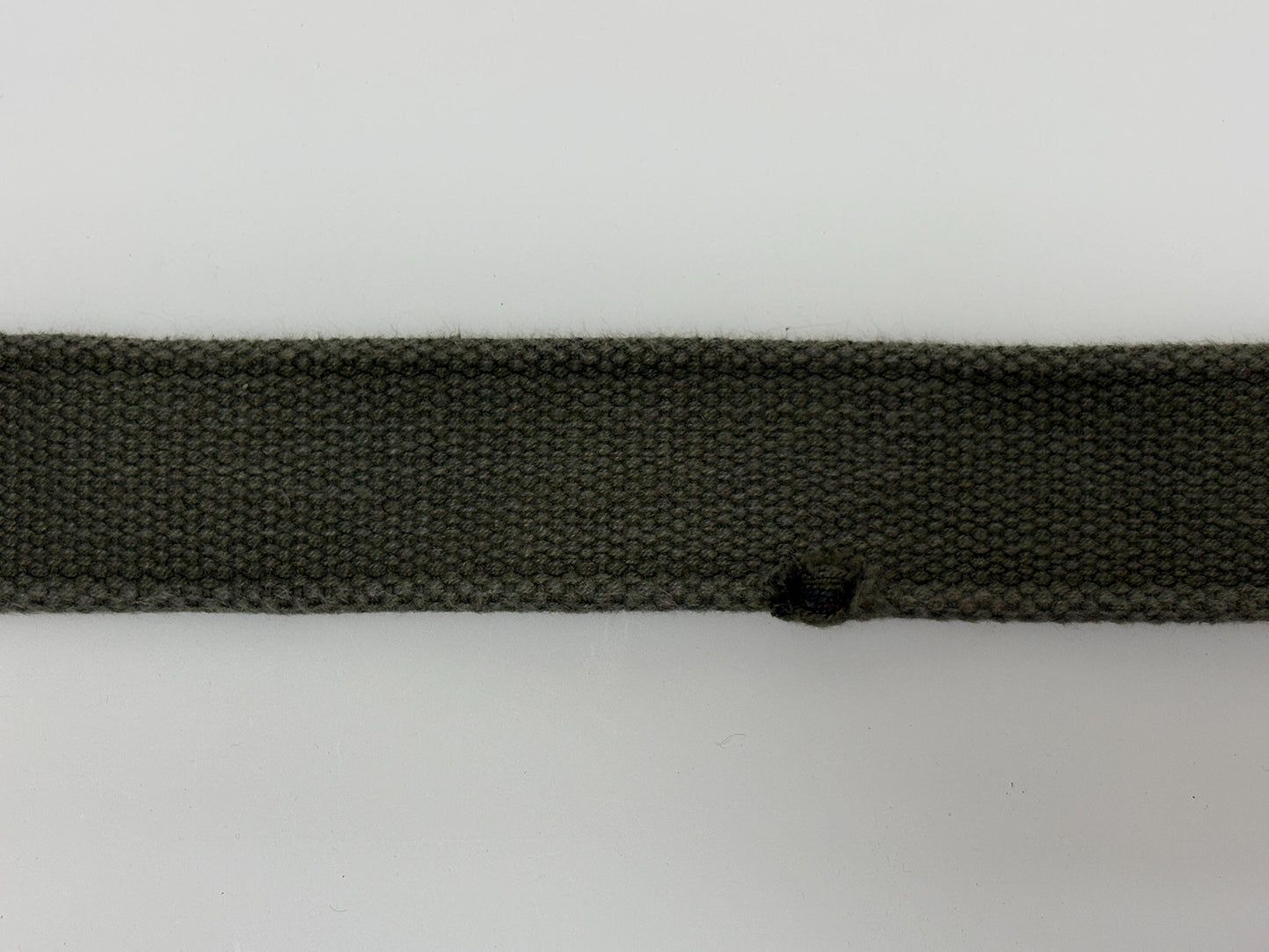 90s vintage genuine army belt. Thick woven canvas in green. Distressed look. Metal looping backwards buckle. Fully adjustable. Webbing