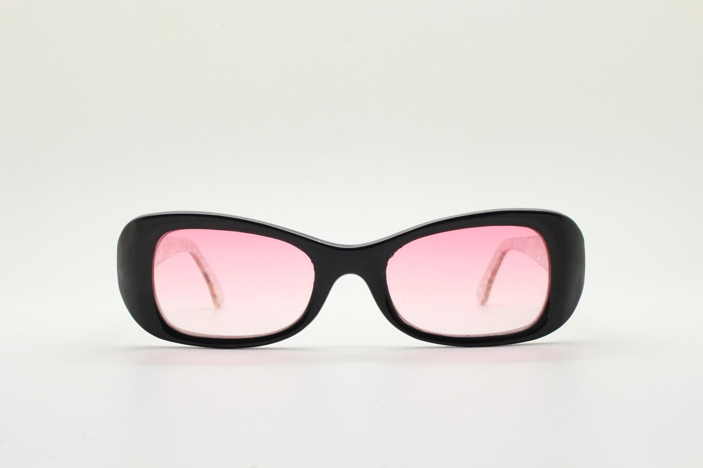 Y2k vintage rectangular cat eye sunglasses. Intense 60s style black front with pink lenses and extraordinary floral arms. 2000s NOS. BNWT