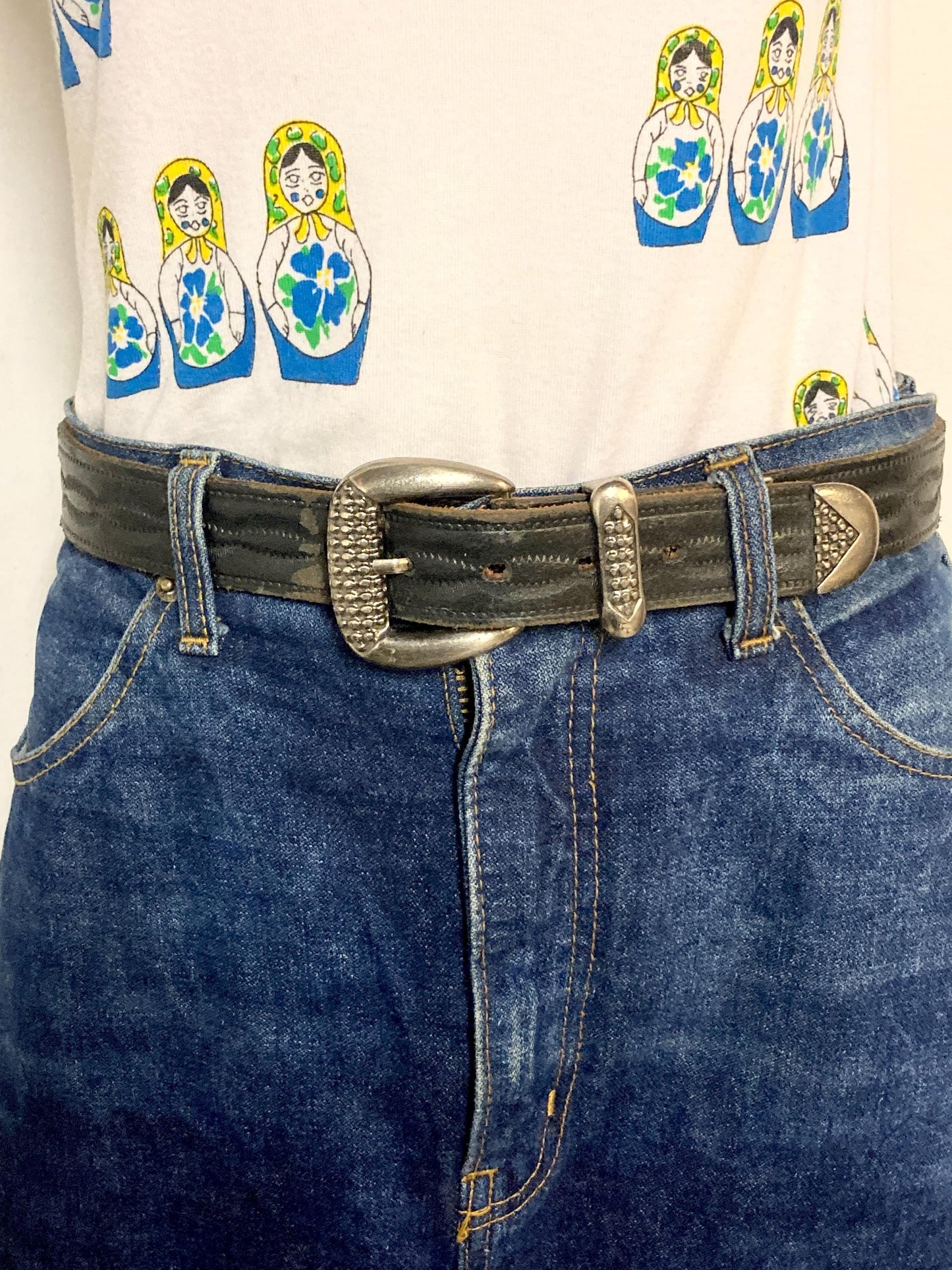 80s vintage thick Leather Native American Indian style belt. Full beaded applique, looped tape edge, embossed pattern and textured buckle