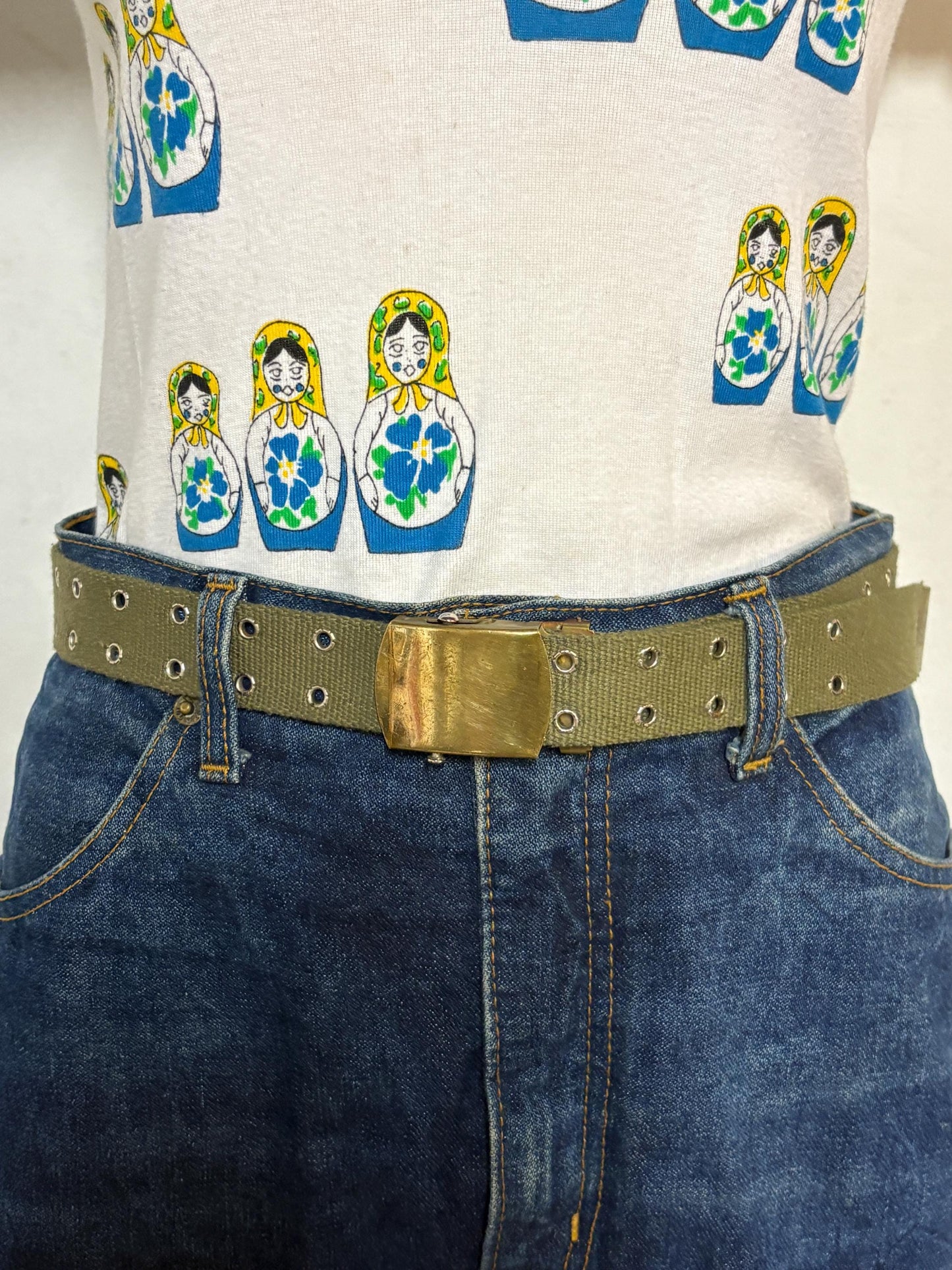 90s vintage canvas army style belt. Khaki green with 2 rows of silver metal holes. Slide lock gold buckle. Webbing. Fully adjustable