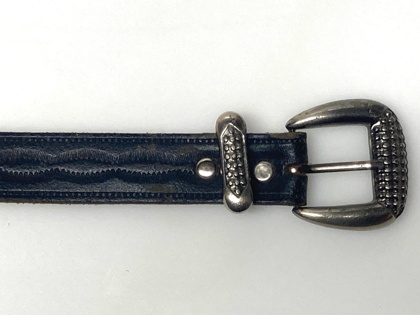 80s vintage thick Leather Native American Indian style belt. Full beaded applique, looped tape edge, embossed pattern and textured buckle
