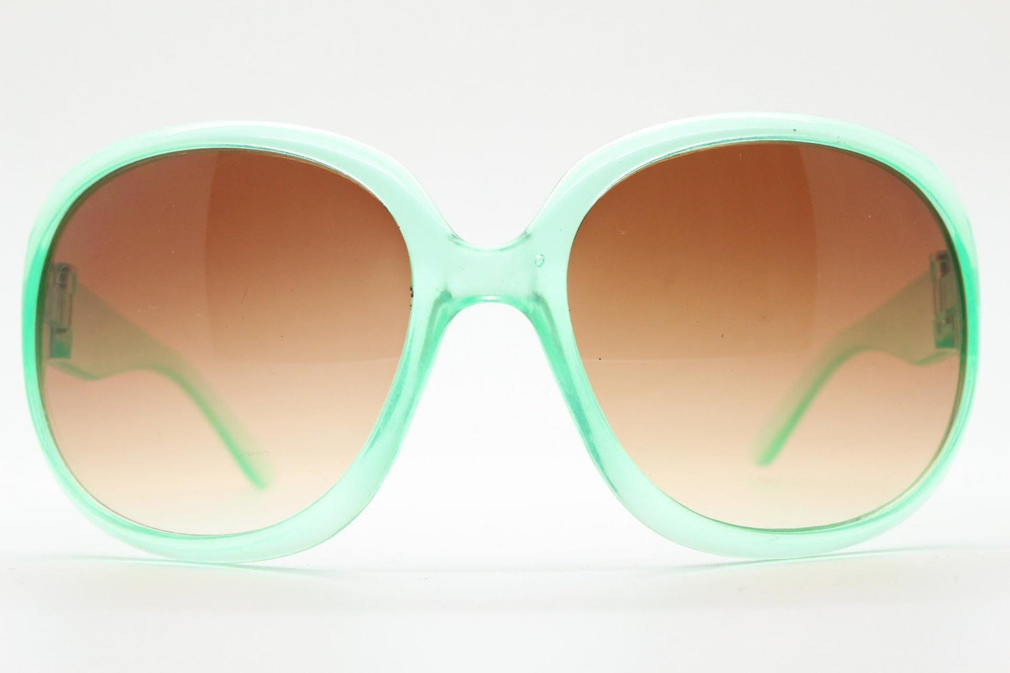 Y2k vintage oversized womens sunglasses. Big and bold 70s design in a transparent green frame with well matched brown lenses. Rave 2000s
