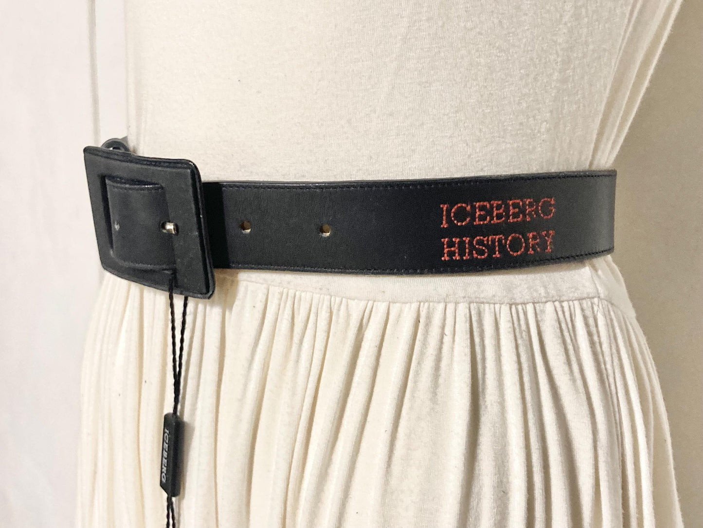 Iceberg 90s vintage womens belt in black genuine all leather with smart covered buckle. For dress or trousers. Made in Italy. BNWT. NOS