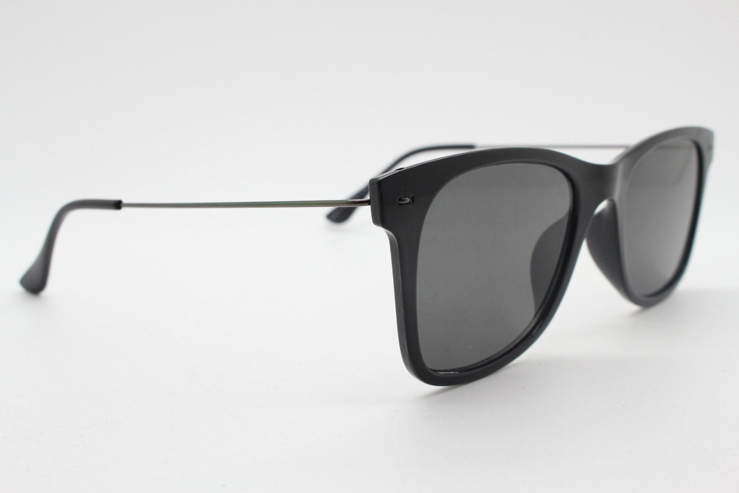 Vintage 90s modified wayfarer design sunglasses. All time classic 40s 50s design in flat black frame with slim metal arms. BNWT