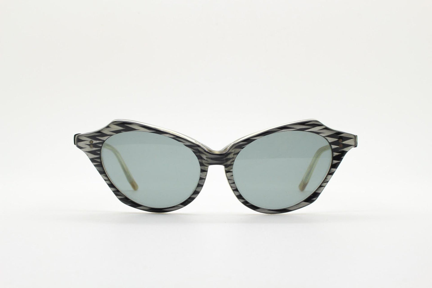 50s vintage cat eye sunglasses. Womens dynamic black and white angular cateye frame with zig zag pattern. 40s. Bad girl pinup. Rockabilly