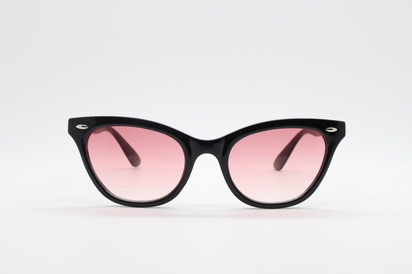 Vintage 90s pointed cat eye sunglasses. Womens black frame cateye with graduated red lenses. 50s style rockabilly, pin up. NOS catseye