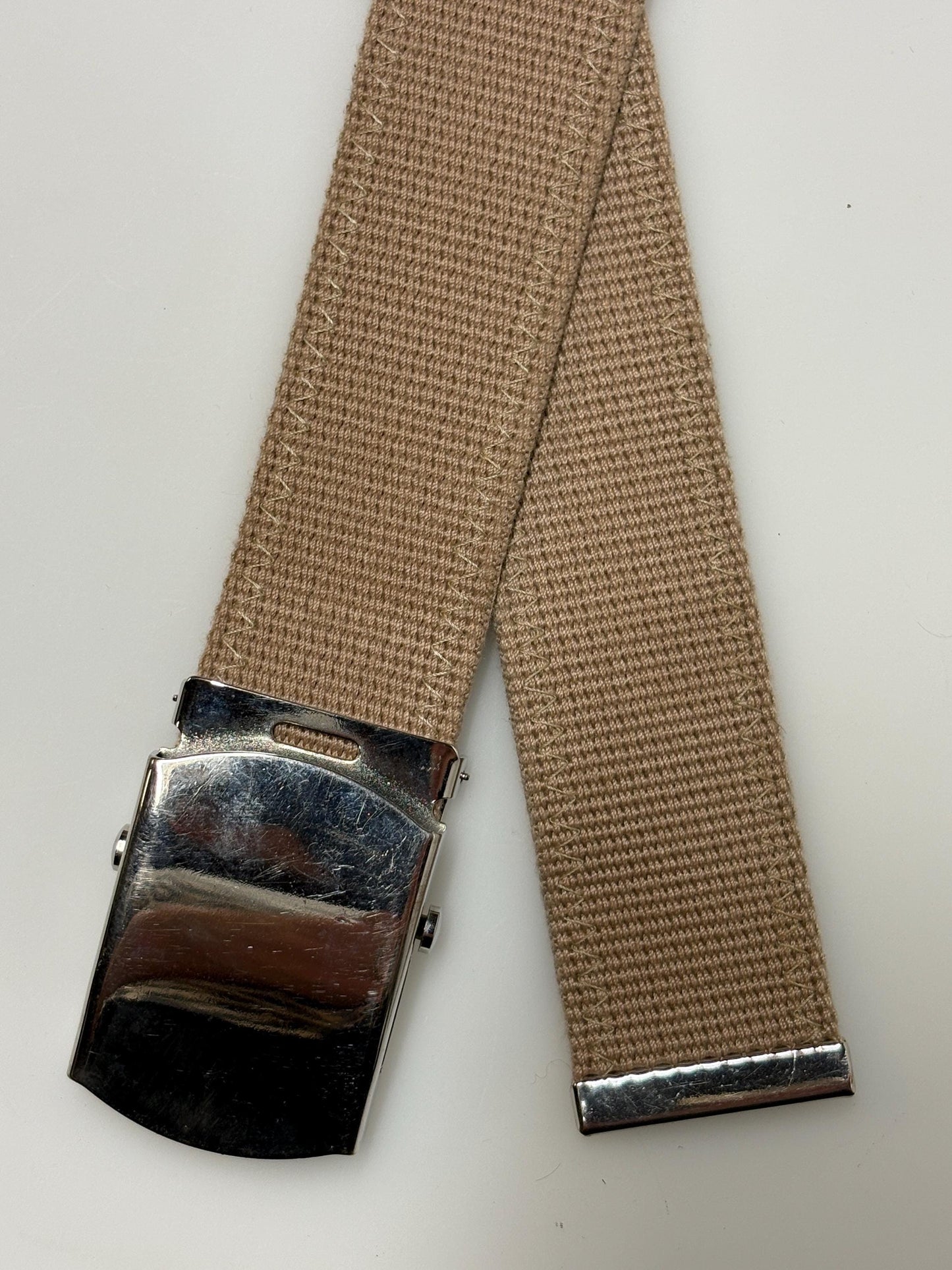 90s vintage army style belt. Thick beige canvas no holes format with slide lock silver chrome buckle. Reinforced stitching. Fully adjustable
