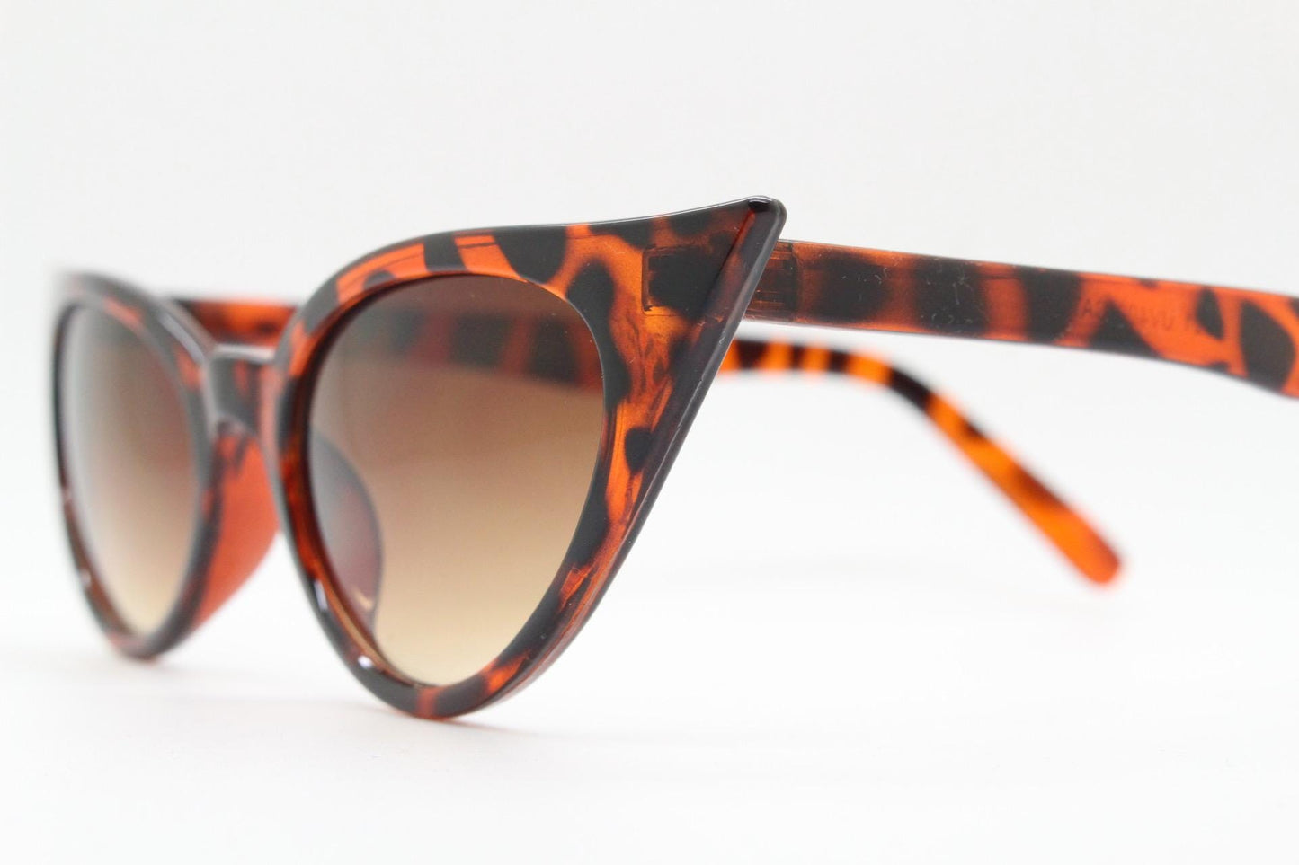 90s vintage pointed cat eye sunglasses. Tortoise slender frame with graduating brown lenses. Womens 50s design rockabilly, pin up
