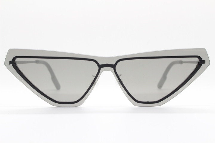 Kenzo flat screen triangular futuristic cat eye. Slight mirror glaze mono lens on black matt metal wire frame. NOS Cateye