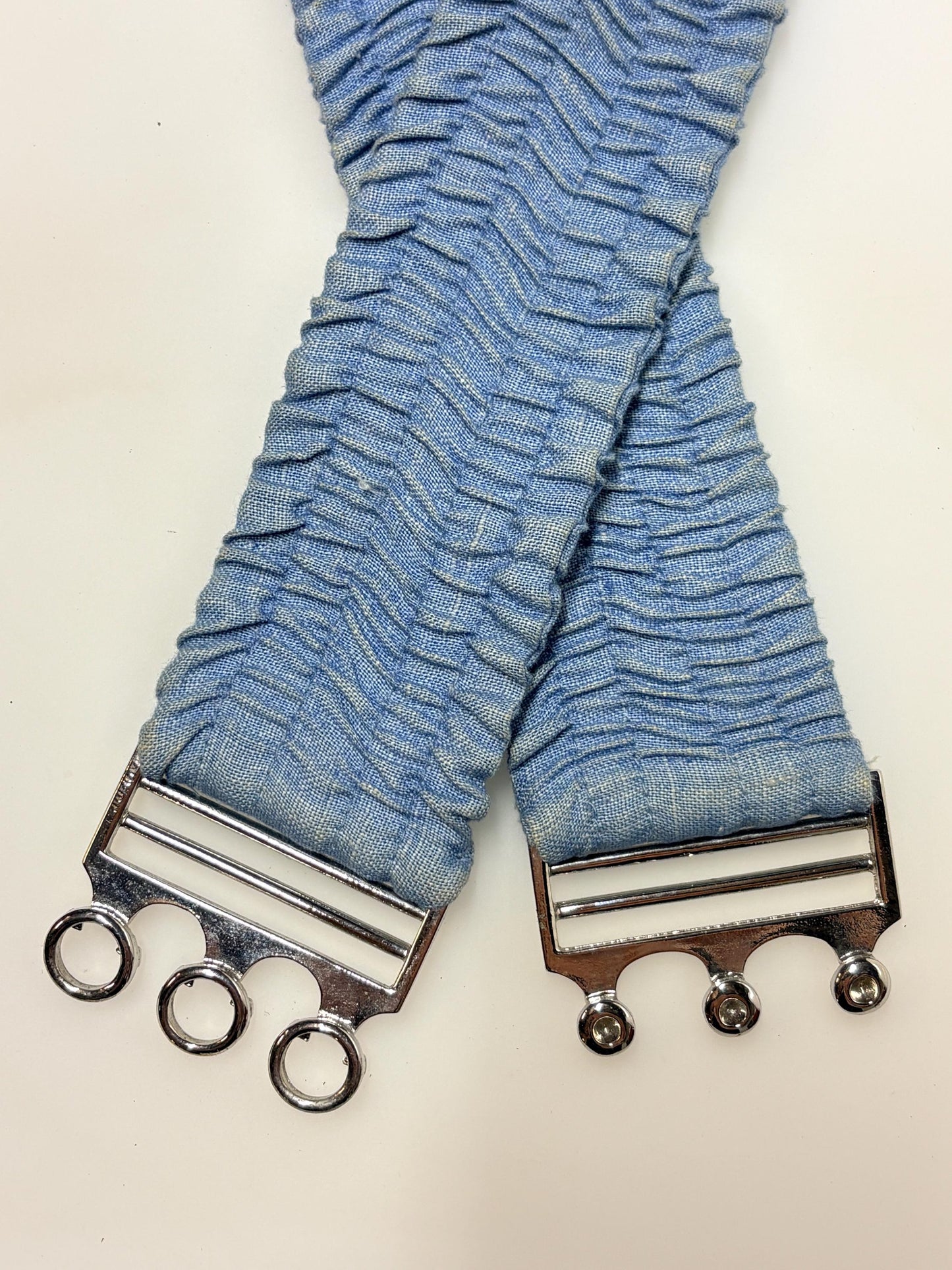 80s vintage womens elastic denim stretch belt. Flattering cinch design to wear with a dress. Chrome circles buckle. Country and western
