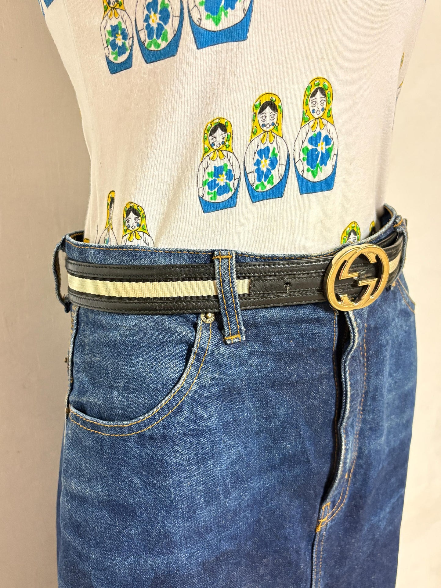 Gucci 90s vintage 1" jeans belt made in Italy. Black genuine leather with neat sized logo buckle and central cream textile section