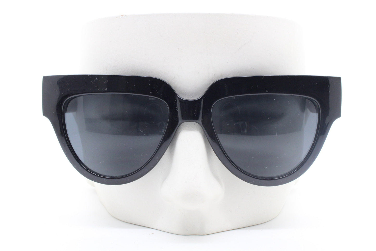 Vintage Y2K pointed cat eye sunglasses. Womens solid black 60s style flat brow cateye frame. Rockabilly. NOS catseye