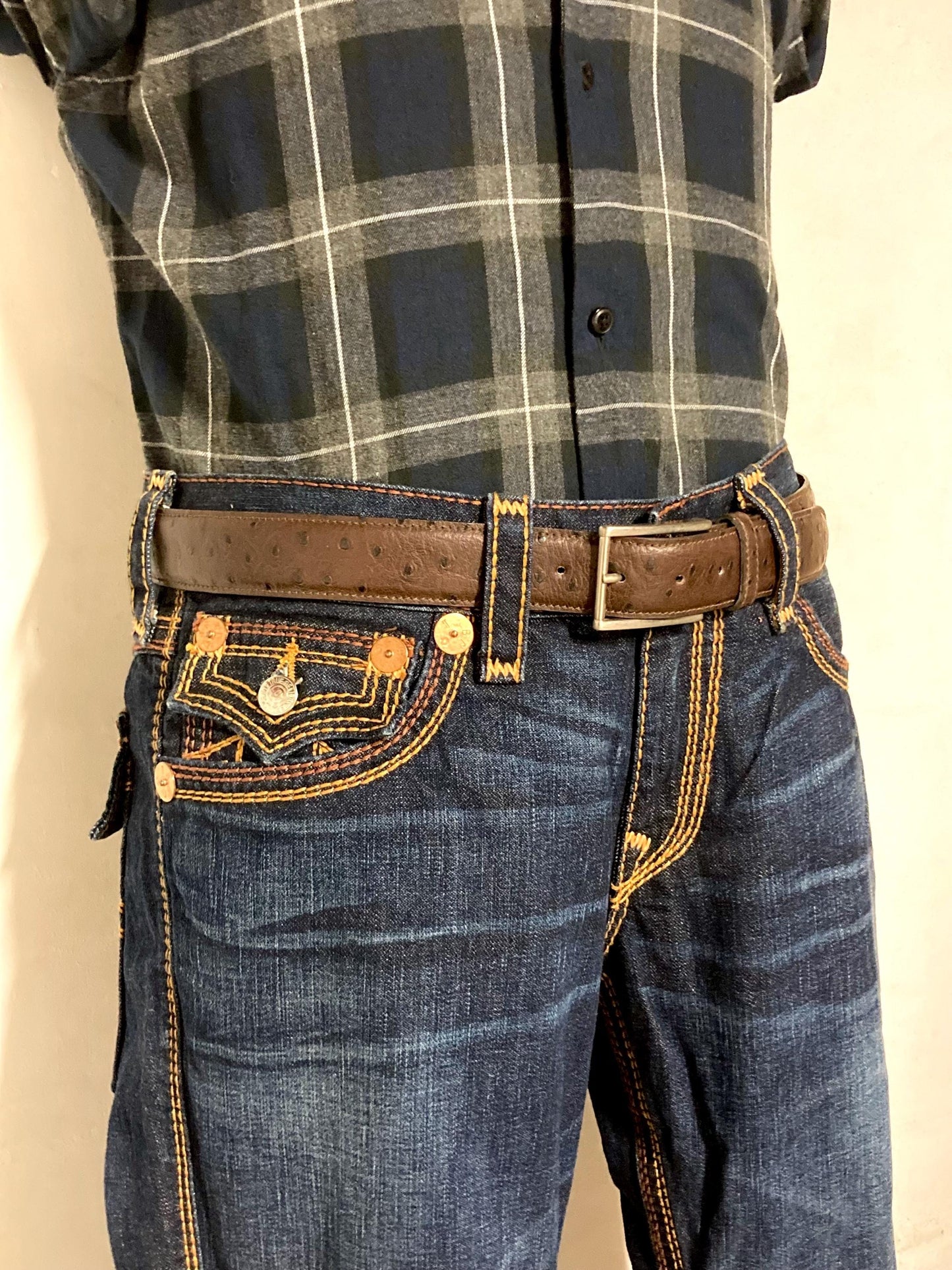 90s vintage dark brown genuine leather belt made in Italy by Joseph Di Pino. Tooled finish made to look like Ostrich. NOS. Mens Large
