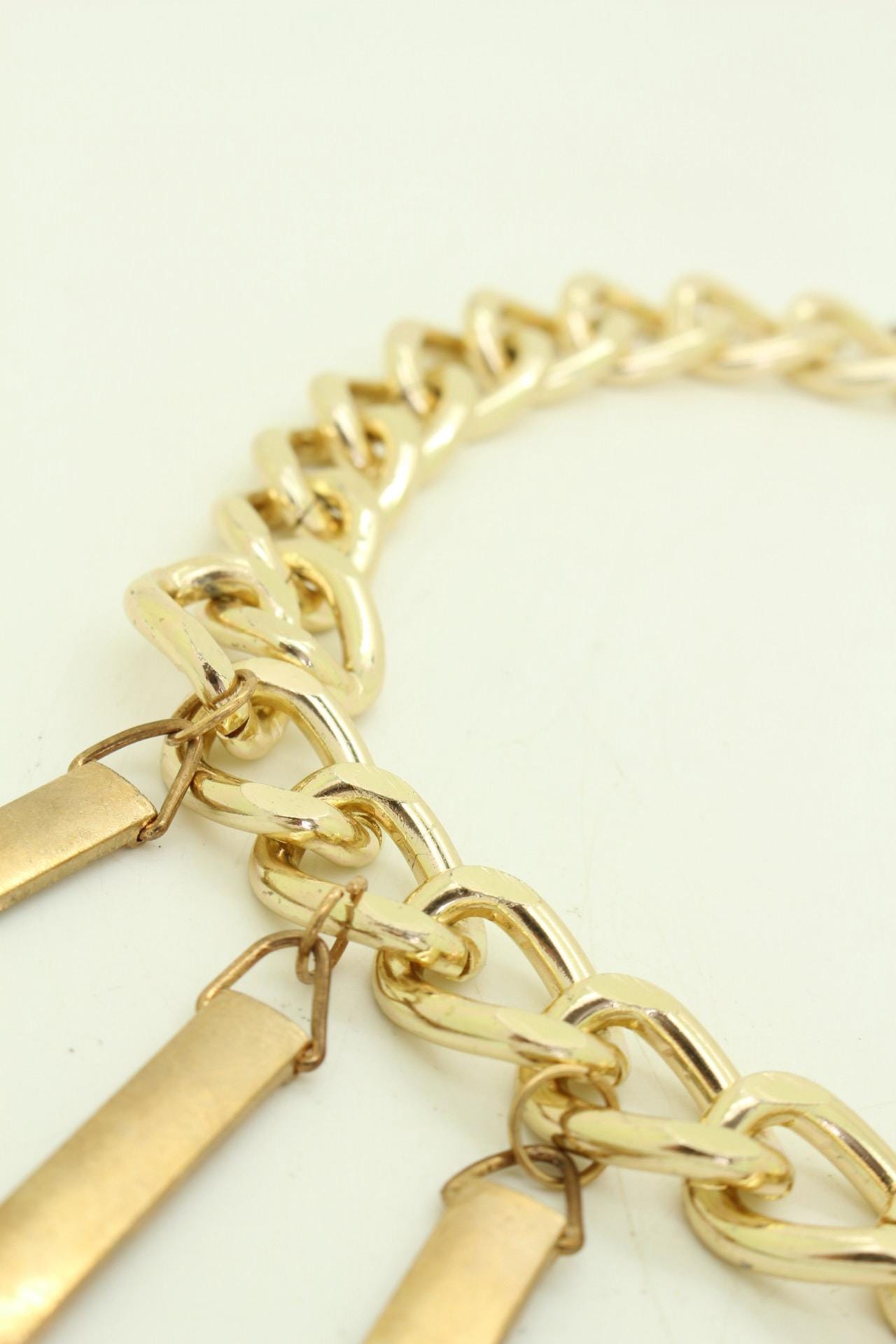 80s vintage massive arrows on a chain necklace. Bombastic golden shiny metal arrows in different sizes on a chunky fat chain. Hip Hop