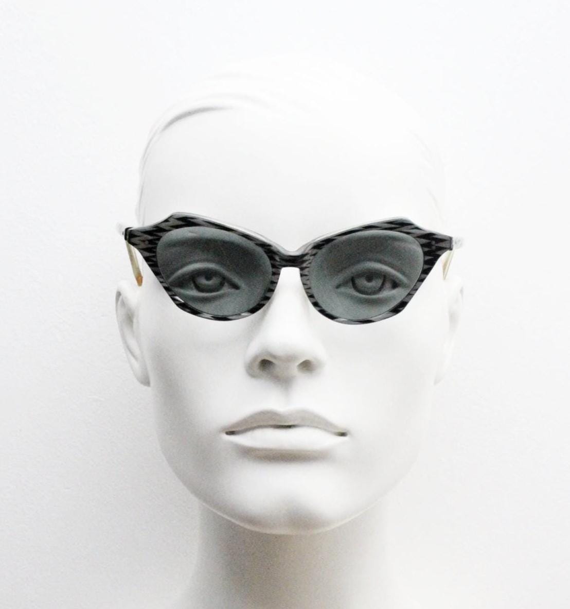 50s vintage cat eye sunglasses. Womens dynamic black and white angular cateye frame with zig zag pattern. 40s. Bad girl pinup. Rockabilly